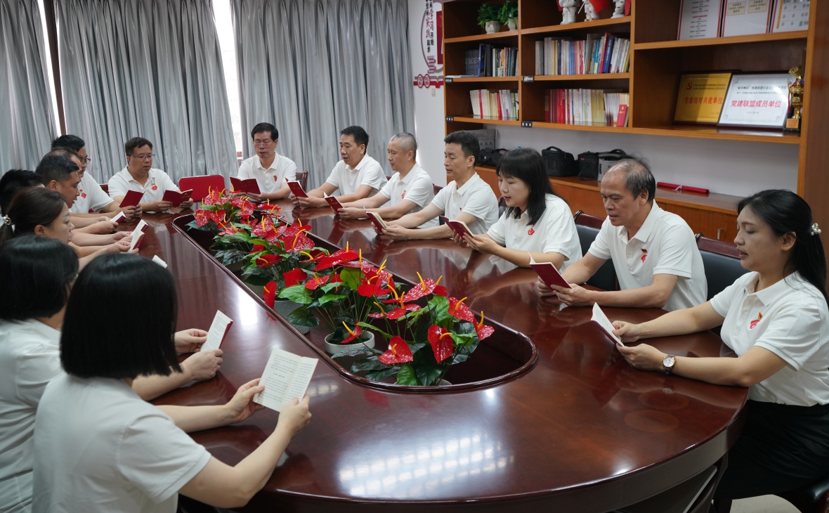 听党课 诵党章 砺初心 强党性——恒汇盈公司党支部开展“诵读新党章 初心献给党”主题党日活动